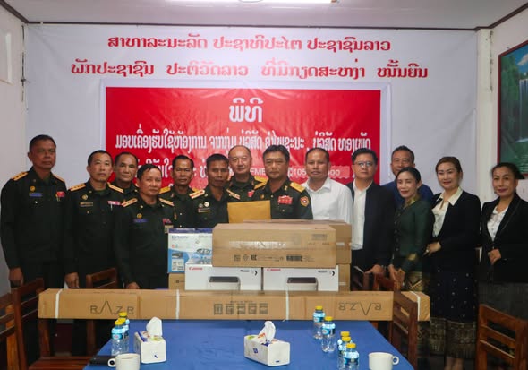 ບໍລິສັດກຸ່ມ ຄຳໄພຊະນະ ຈຳກັດ ແລະ ພາກສ່ວນທຸລະກິດ ມອບອຸປະກອນຫ້ອງການ ມູນຄ່າ 105 ລ້ານກີບ ໃຫ້ວິທະຍາຄານນາຍທະຫານບົກ ກົມມະດຳ