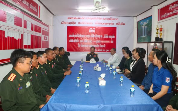 ພິທີມອບອຸປະກອນຫ້ອງການ ໃຫ້ວິທະຍາຄານນາຍທະຫານບົກ ກົມມະດຳ